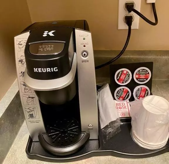 اتاق استاندارد با تخت بزرگ برای معلولان, Super 8 By Wyndham Edmonton South