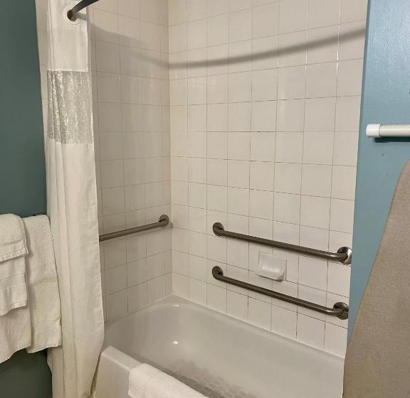 身障者適用キングサイズベッドルーム, Super 8 By Wyndham Edmonton South