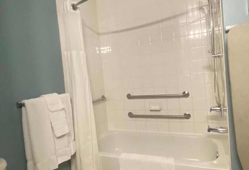 身障者適用キングサイズベッドルーム, Super 8 By Wyndham Edmonton South