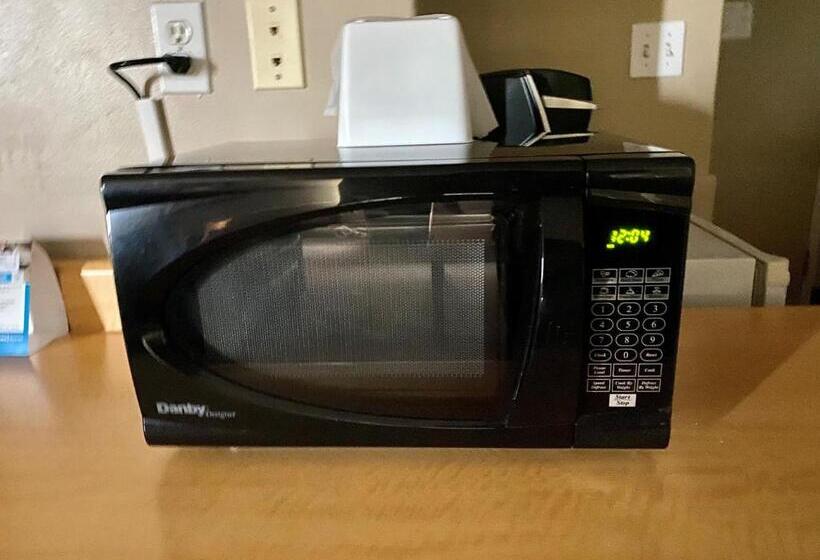 キングサイズベッドのスイートルーム, Super 8 By Wyndham Edmonton South