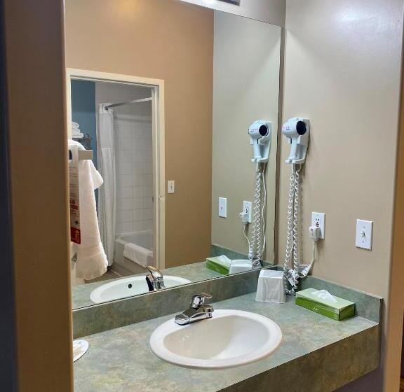 キングサイズベッドのスイートルーム, Super 8 By Wyndham Edmonton South