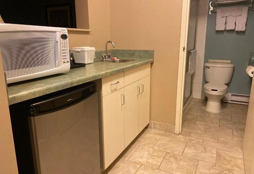 キングサイズベッドのスイートルーム, Super 8 By Wyndham Edmonton South