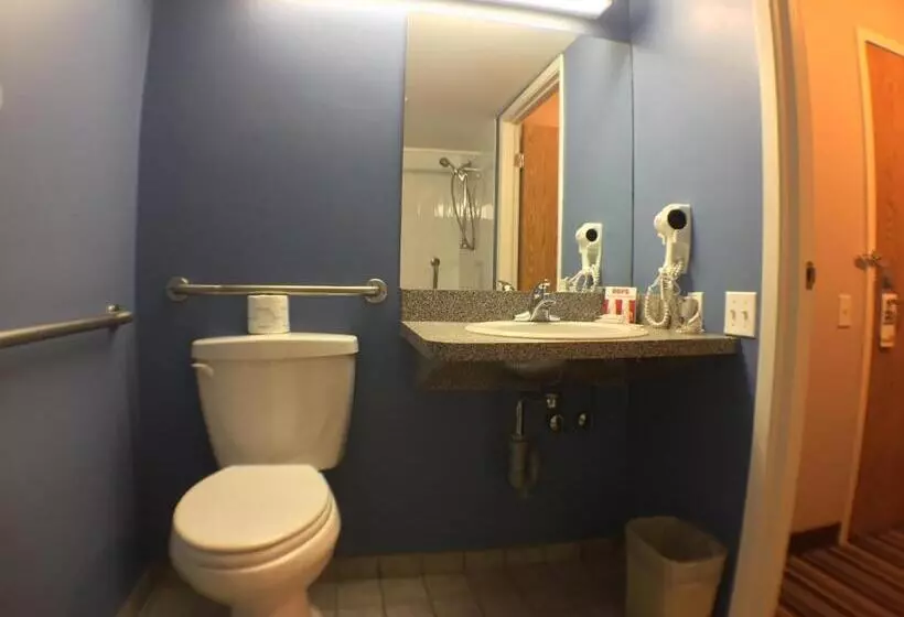 身障者適用キングサイズベッドルーム, Super 8 By Wyndham Fort Frances