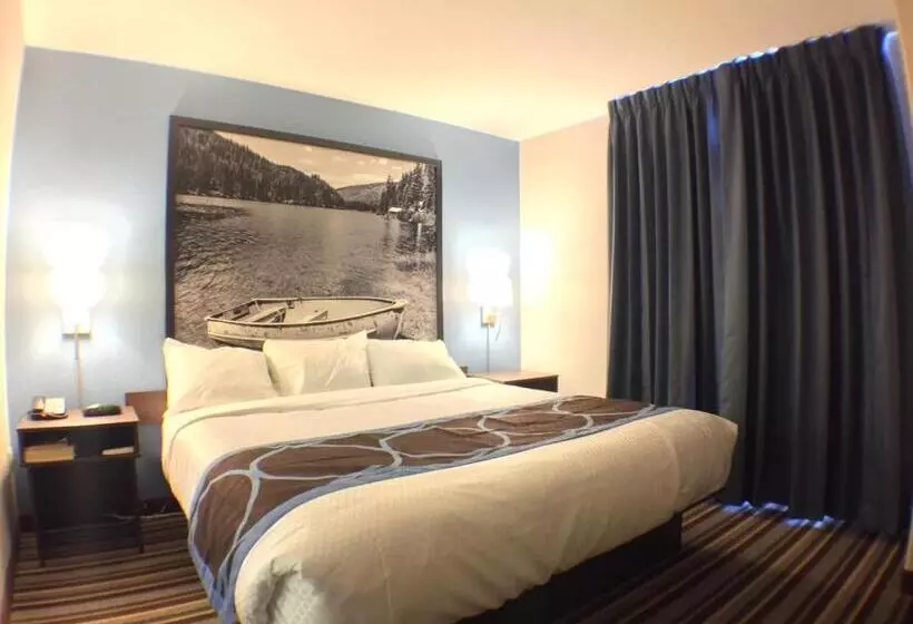 キングサイズベッドのデラックススイート, Super 8 By Wyndham Fort Frances