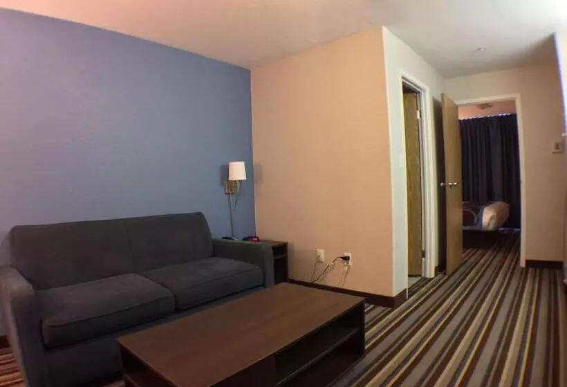 キングサイズベッドのデラックススイート, Super 8 By Wyndham Fort Frances