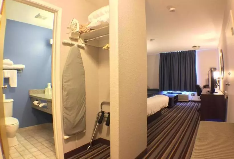 キングサイズベッドのデラックスルーム, Super 8 By Wyndham Fort Frances