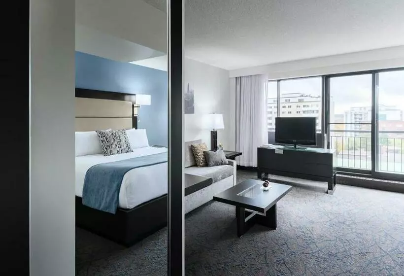 キングサイズベッドのスイートルーム, Ottawa Embassy Hotel & Suites