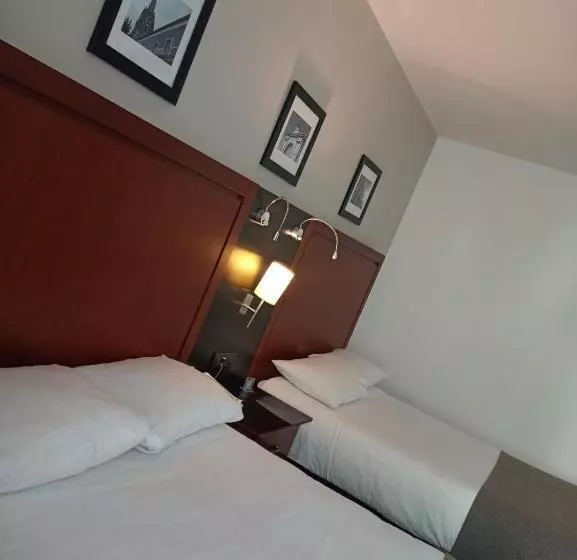 プールビューのスタンダードクアドラプルルーム, Radisson Poliforum Plaza Hotel Leon