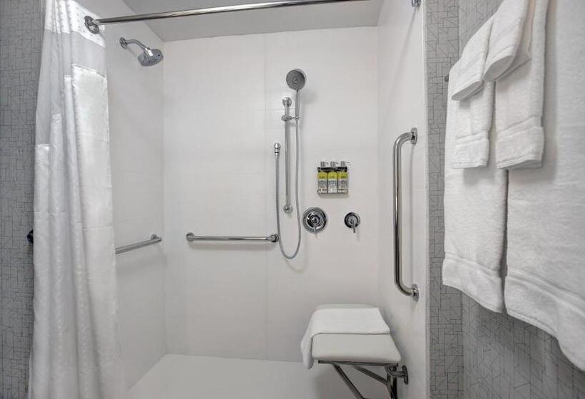 适合残疾人士使用的套间, Holiday Inn Express   Milwaukee Downtown, An Ihg