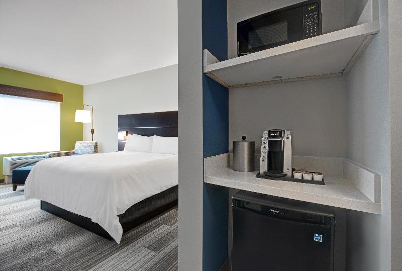 带大床的套房, Holiday Inn Express   Milwaukee Downtown, An Ihg