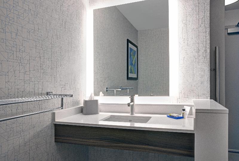 장애인을 위한 스위트, Holiday Inn Express Milwaukee Downtown, An Ihg