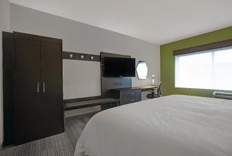 キングサイズベッドのスタンダードルーム, Holiday Inn Express Milwaukee Downtown, An Ihg