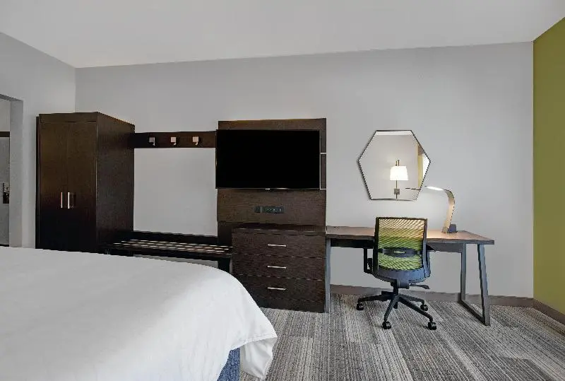 身障者適用キングサイズベッドルーム, Holiday Inn Express Milwaukee Downtown, An Ihg