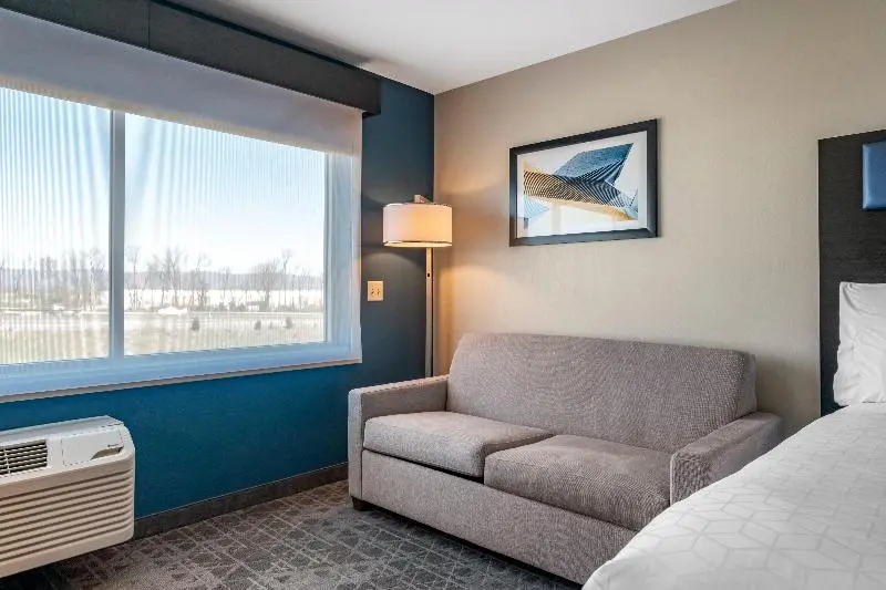 キングサイズベッドのスイートルーム, Holiday Inn Express & Suites   Carlisle Southwest I 81, An Ihg