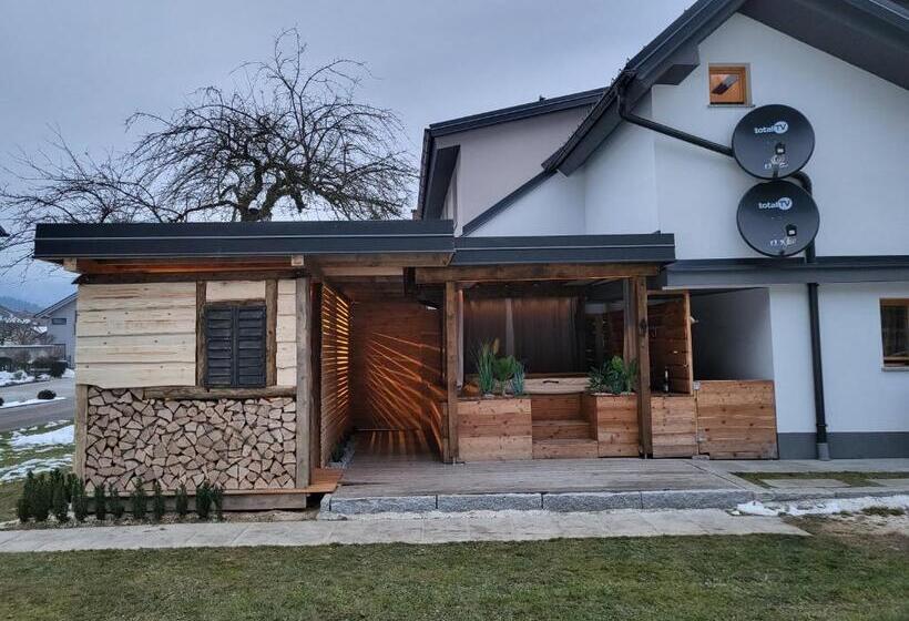 اتاق لوکس, Hiša Stare Mame