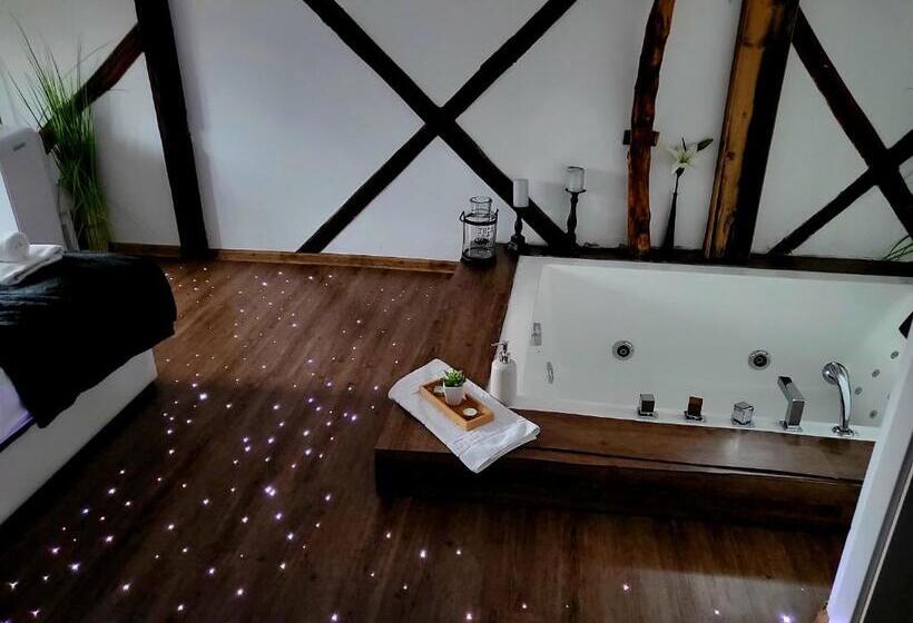 اتاق لوکس, Hiša Stare Mame