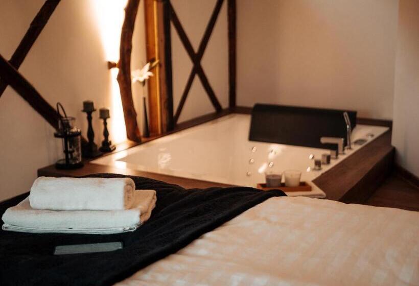 اتاق لوکس, Hiša Stare Mame