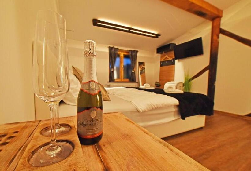 اتاق لوکس, Hiša Stare Mame