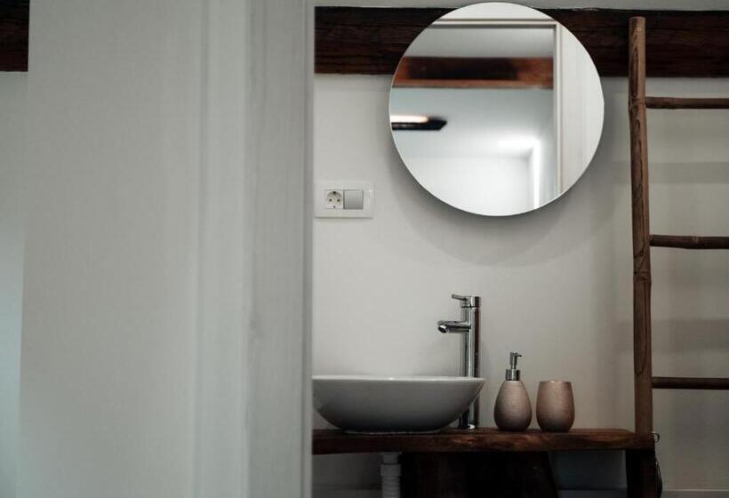 اتاق لوکس, Hiša Stare Mame