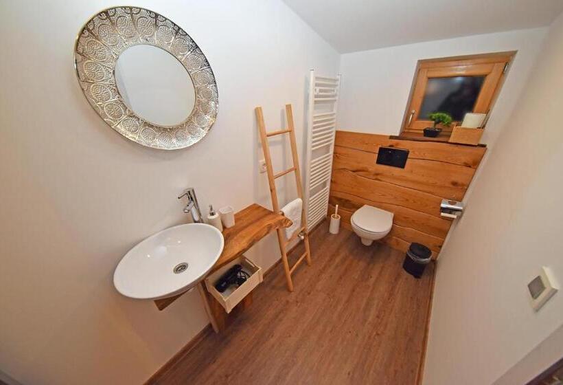 اتاق اکونومی, Hiša Stare Mame