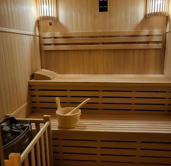 اتاق اکونومی, Hiša Stare Mame