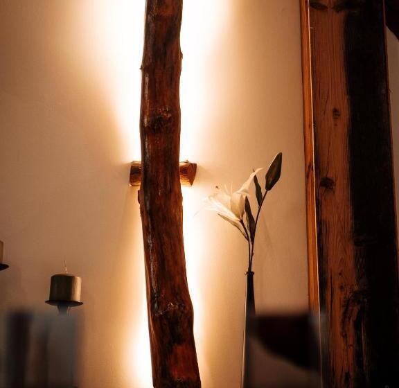 اتاق لوکس, Hiša Stare Mame