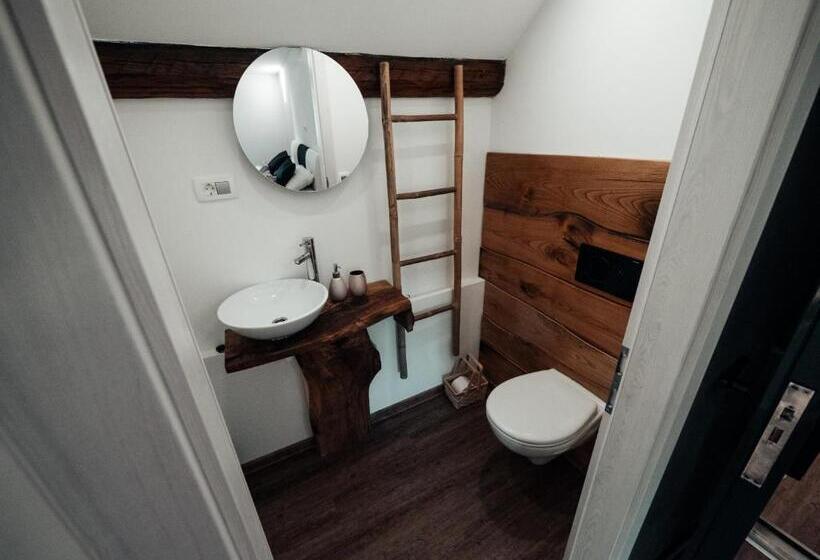 اتاق لوکس, Hiša Stare Mame