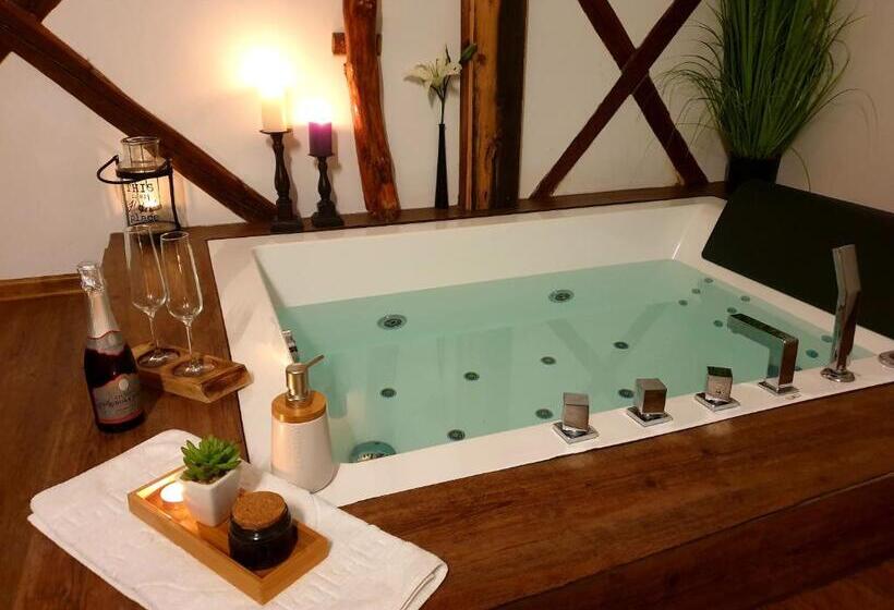 اتاق لوکس, Hiša Stare Mame