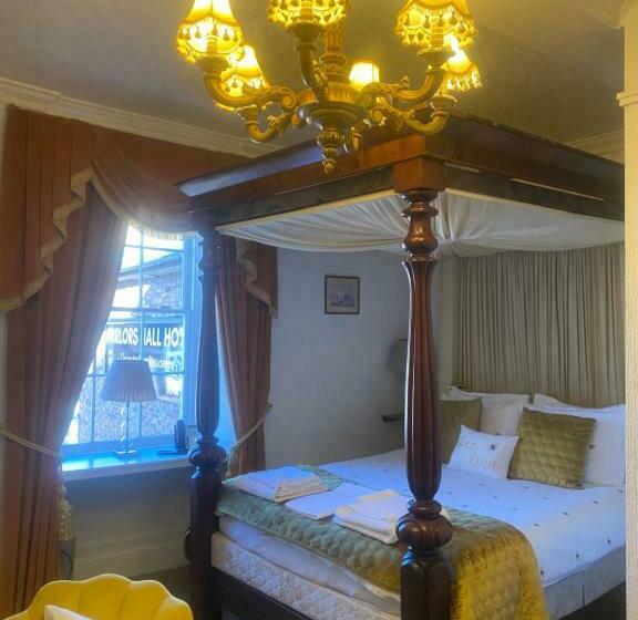 수피리어 룸, Parlors Hall