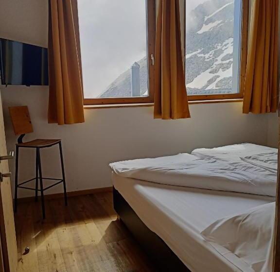 غرفة قياسية مطلة على الجبل, Capanna Presena