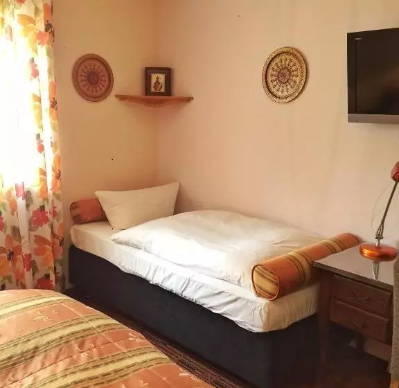 اتاق استاندارد سه نفره, Attaché