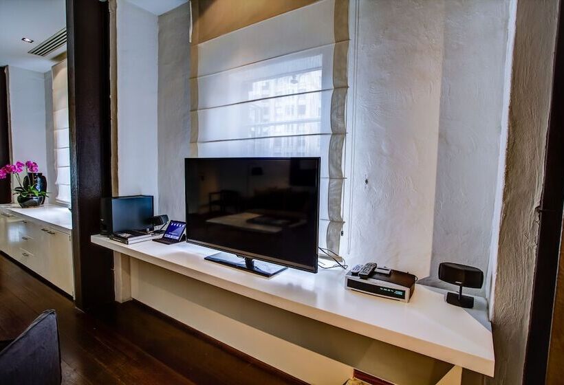 펜트하우스 룸, Establishment