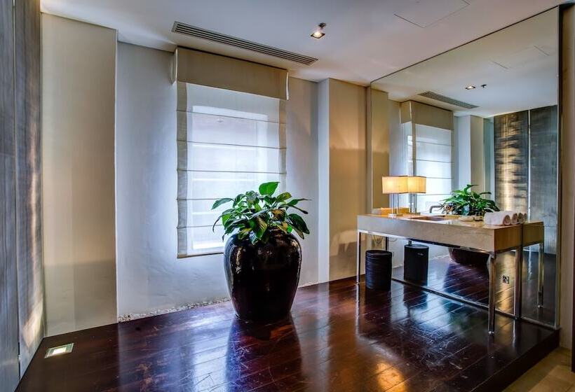 펜트하우스 룸, Establishment