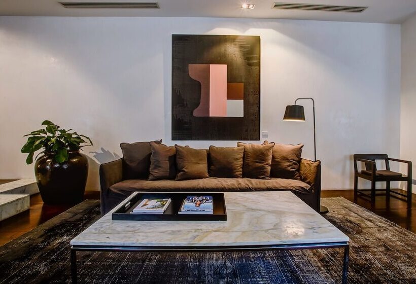 펜트하우스 룸, Establishment