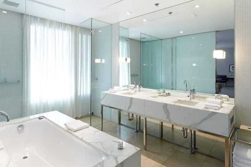 디럭스 룸, Establishment