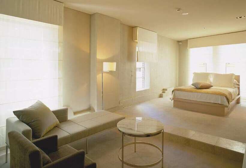 디럭스 룸, Establishment