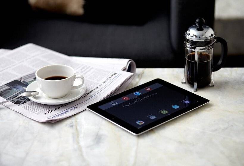 디럭스 룸, Establishment