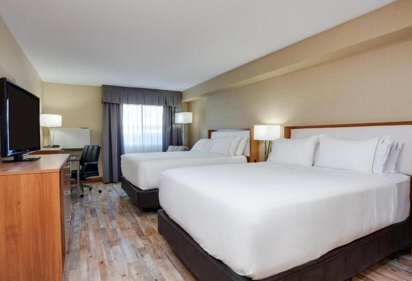 带2个双人床的标准工作室, Holiday Inn Express Hotel & Suites Uptown Fredericton, An Ihg