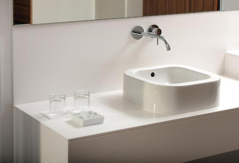 חדר קומפורט, Inndependence