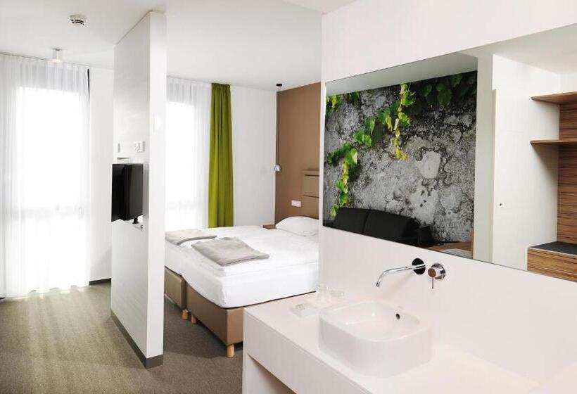 חדר קומפורט, Inndependence