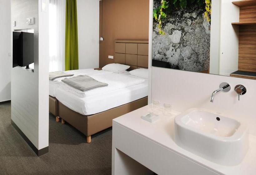 חדר קומפורט, Inndependence