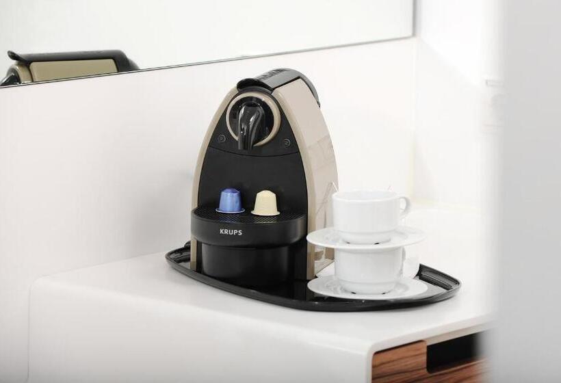 חדר קומפורט יחיד, Inndependence