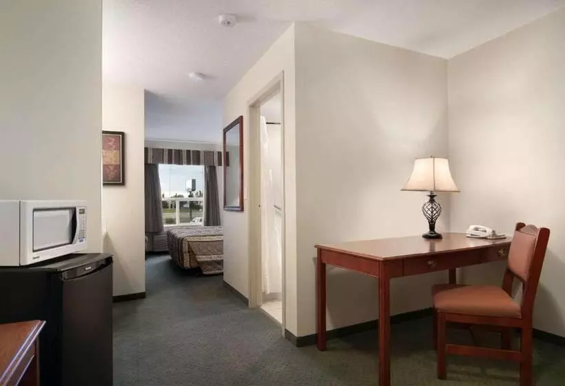 キングサイズベッドのデラックススイート, Travelodge By Wyndham Stony Plain