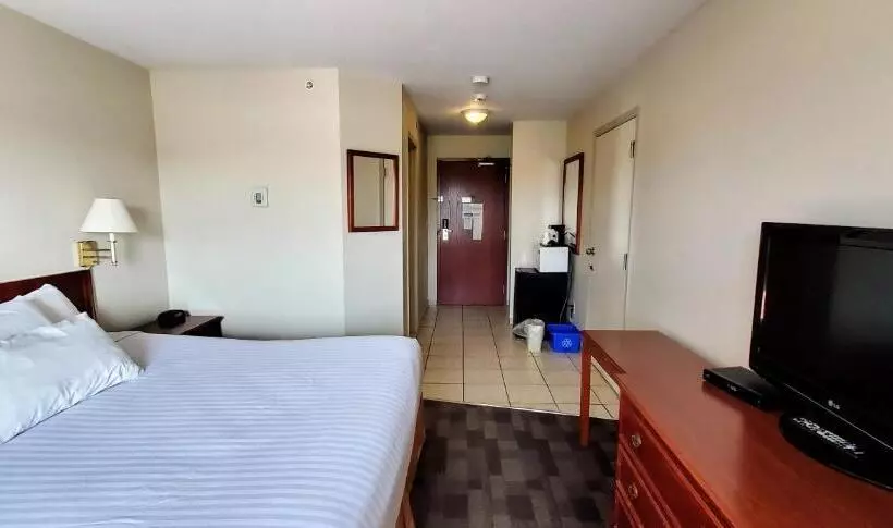 キングサイズベッドのスタンダードルーム, Travelodge By Wyndham Stony Plain
