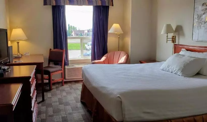 キングサイズベッドのスタンダードルーム, Travelodge By Wyndham Stony Plain