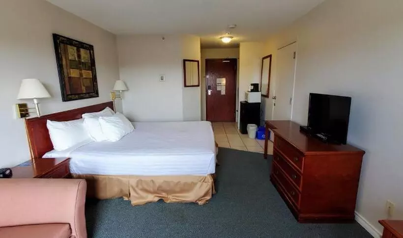 キングサイズベッドのデラックスルーム, Travelodge By Wyndham Stony Plain