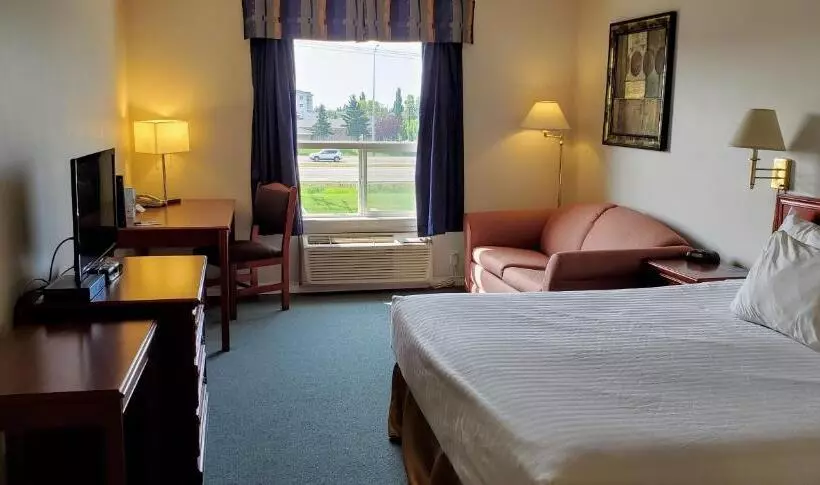 キングサイズベッドのデラックスルーム, Travelodge By Wyndham Stony Plain