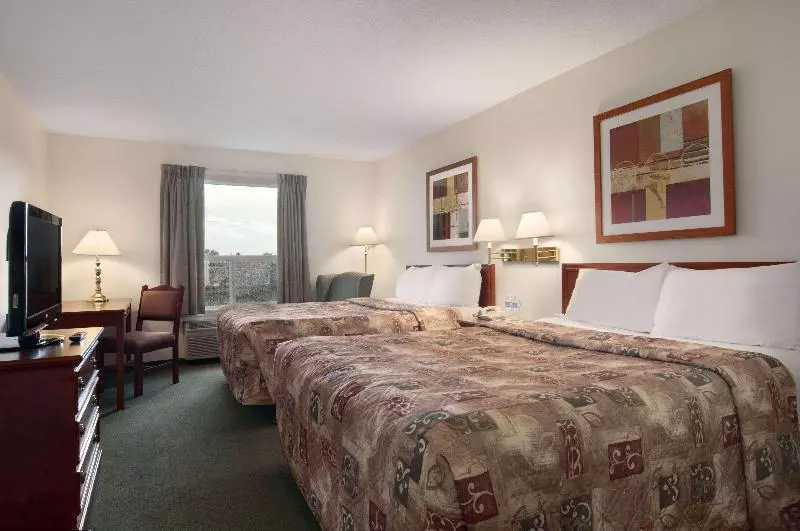 キングサイズベッドのスタンダードルーム, Travelodge By Wyndham Stony Plain