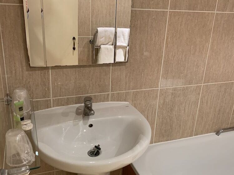 חדר משפחתי, The Trouville Bournemouth