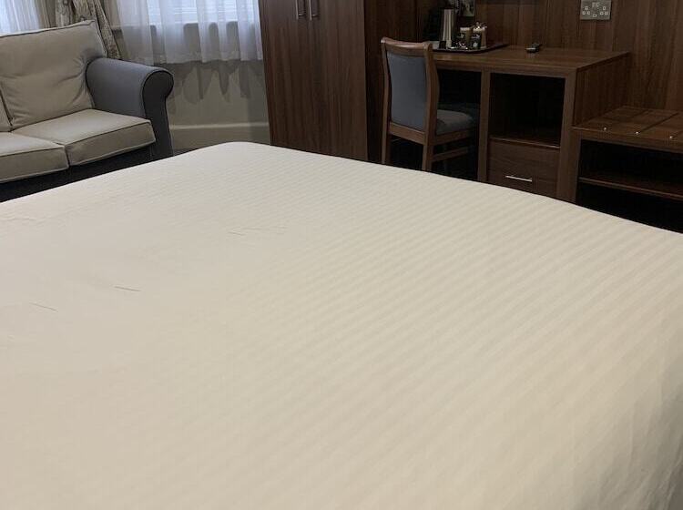 חדר משפחתי, The Trouville Bournemouth